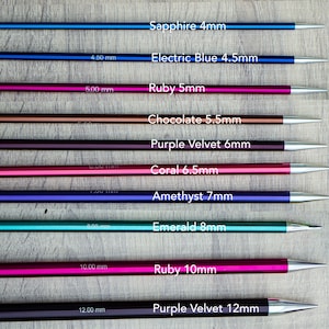 Pu&ograve; includere: Un set di dieci ferri da maglia di vari colori e dimensioni, che vanno dai 4 mm ai 12 mm. I ferri sono etichettati con la loro dimensione e colore, tra cui Zaffiro 4 mm, Blu elettrico 4,5 mm, Rubino 5 mm, Cioccolato 5,5 mm, Velluto viola 6 mm, Corallo 6,5 mm, Ametista 7 mm, Smeraldo 8 mm, Rubino 10 mm e Velluto viola 12 mm.