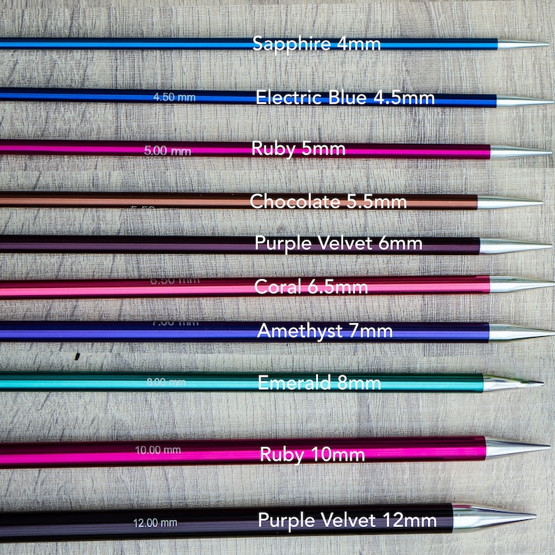 Pu&ograve; includere: Un set di dieci ferri da maglia di vari colori e dimensioni, che vanno dai 4 mm ai 12 mm. I ferri sono etichettati con la loro dimensione e colore, tra cui Zaffiro 4 mm, Blu elettrico 4,5 mm, Rubino 5 mm, Cioccolato 5,5 mm, Velluto viola 6 mm, Corallo 6,5 mm, Ametista 7 mm, Smeraldo 8 mm, Rubino 10 mm e Velluto viola 12 mm.