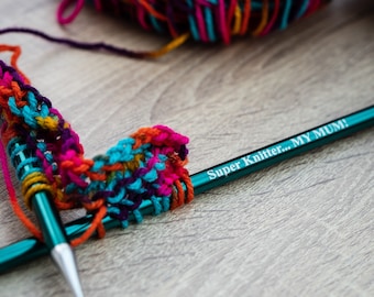 Les tricoteuses adorent les aiguilles à tricoter personnalisées de qualité, gravées au laser avec votre message... Pour toutes les occasions spéciales !