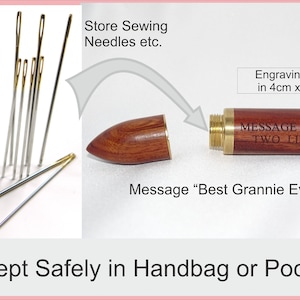 Puede incluir: Un estuche de madera para agujas con una tapa de latón y un mensaje personalizado grabado en el lateral. El estuche está abierto para revelar un compartimento para guardar agujas de coser. El estuche mide 4 cm por 8 mm y se puede utilizar para guardar agujas de coser, alfileres u otros objetos pequeños.