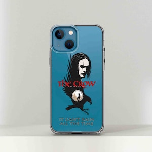 Może przedstawiać: Niebieskie etui na telefon z grafiką kruka z filmu The Crow. Kruk jest czarny i ma zegar w klatce piersiowej. Tekst "The Crow" jest czerwony, a tekst "It can't rain all the time" jest czarny.
