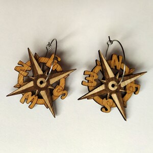 boucles d'oreilles boussole en bois pour voyageuse