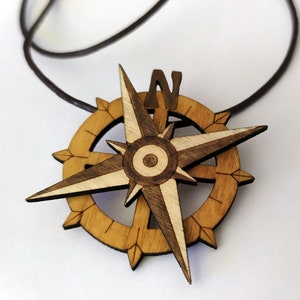 Collier boussole ou rose des vents en bois pour voyageuse