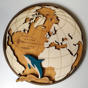 Carte du monde en bois avec dauphin sautant hors de l'océan
