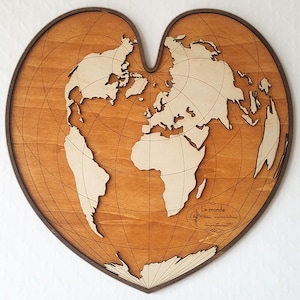 carte du monde en bois en forme de coeur pour les amoureux