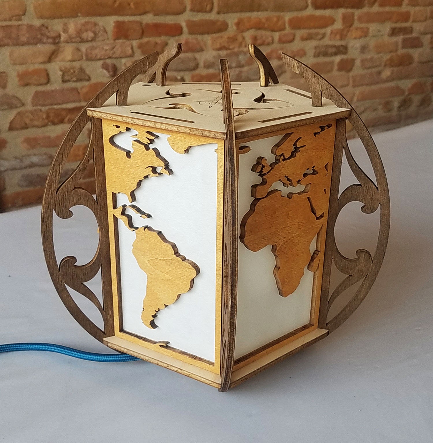 Lampe de Bureau en Bois et Papier Washi Représentant Une Carte Du Monde