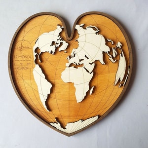 Carte du monde en bois en forme de coeur pour les amoureux