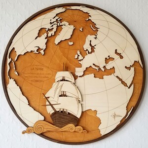 Carte du monde en bois et Voilier transversant l'Atlantique