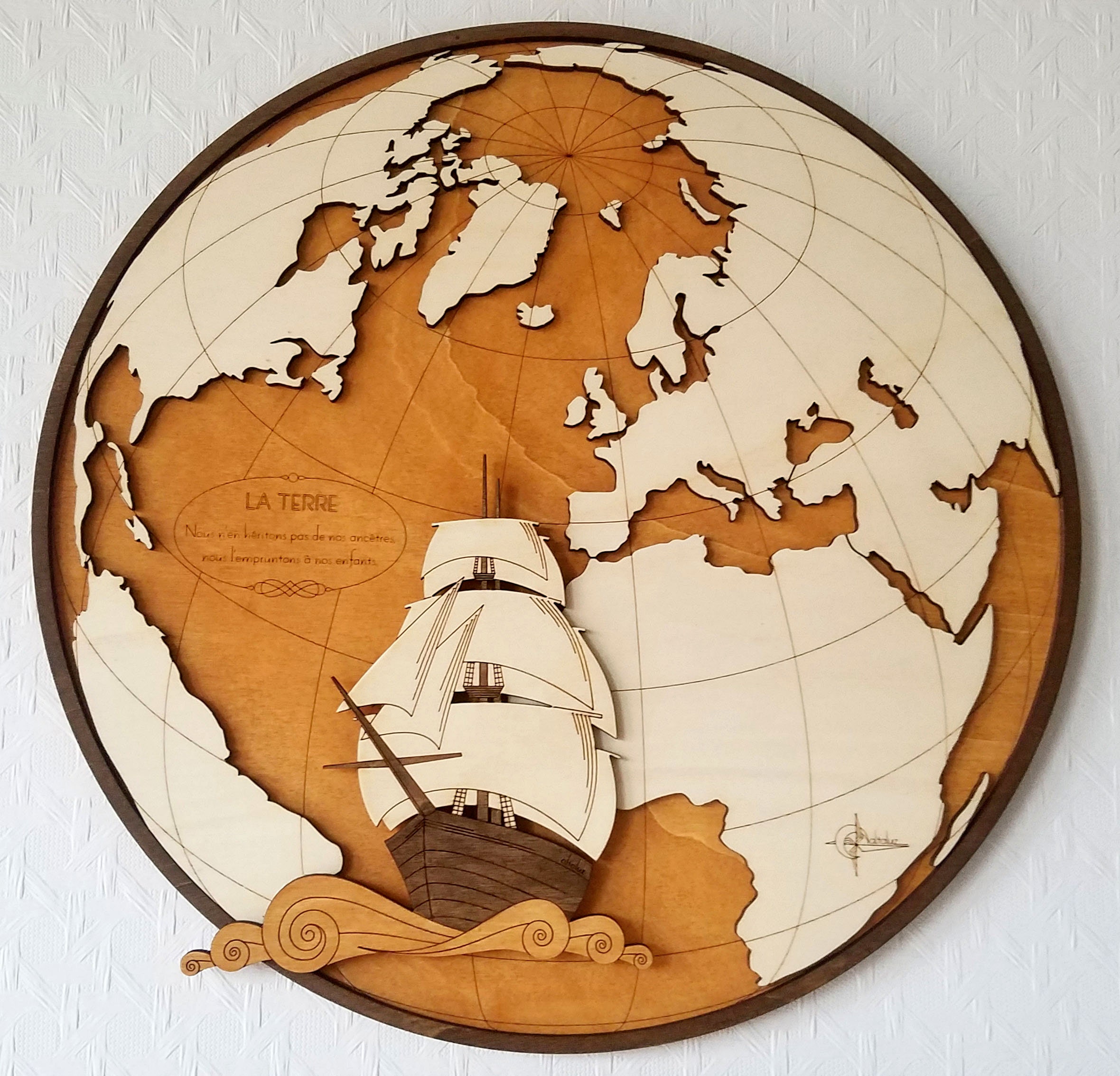 Carte Du Monde en Bois et Voilier Transversant L'atlantique