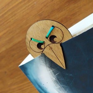 Benutzerdefiniertes Lesezeichen aus Holz, mürrischer Vogel mit eingravierendem Vornamen Bild 2