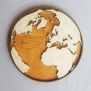 Carte du monde ronde en bois vue sur l'océan Atlantique
