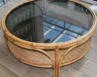 Rohe Bamboo, table basse en rotin avec plateau en verre et porte-revues.