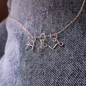 Colgante con letra mayúscula cursiva en oro relleno o plata 925 para un regalo a medida