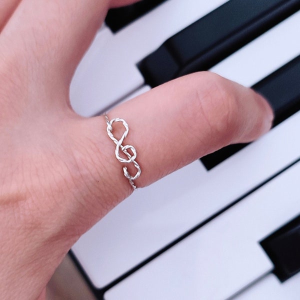 Bague jonc Clé de sol fait main en France avec des matières précieuses Gold Filled 14k et Argent 925 pour musicienne et passionné de musique