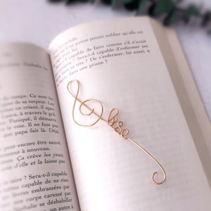 Treble clef bookmark with customizable message in gold, silver or pink metal to accompany music and reading lovers