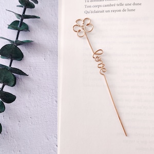 Marcapáginas Flor con mensaje personalizable en metal dorado, plateado o rosa para acompañar tus lecturas botánicas en la naturaleza, parque