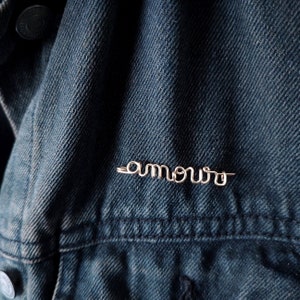 Personalized message brooch in thick metal wire to attach to your clothes or accessories