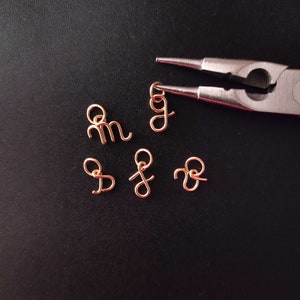 Colgante de letra pequeña, inicial, alfabeto, colgante de collar o pulsera, alambre de nombre, alambre de letras, regalos para ella, personalizable