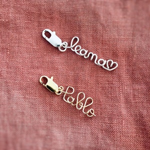 Colgante mosquetón con mensaje personalizado y nombre para usar en un llavero o para sujetar a tus accesorios, regalo para ella o para él