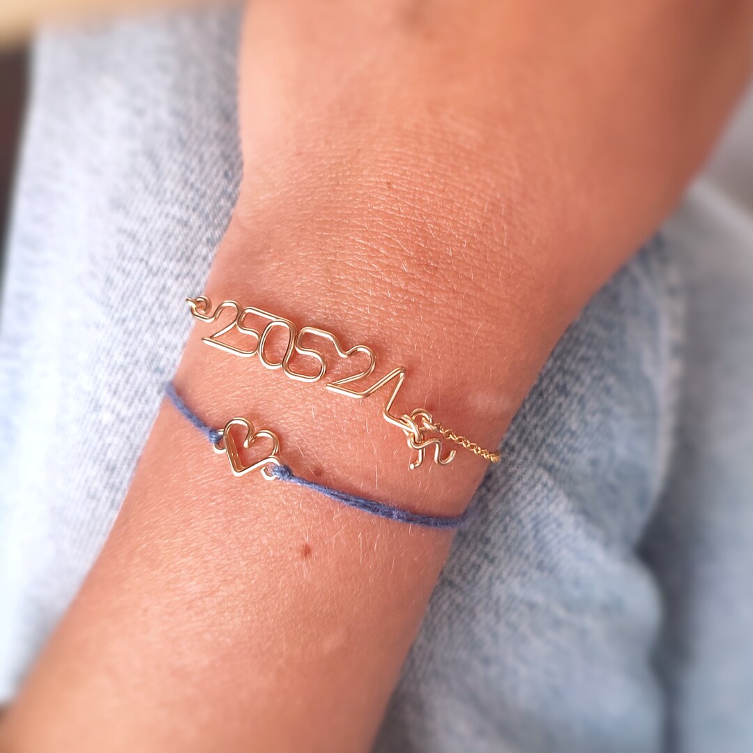 Bracelet avec Date personnalisé et pendentif lettre pour le souvenir d'un moment unique comme la naissance de son enfant avec son initial - Etsy France