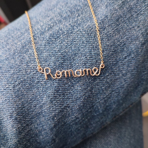 Collier à Message Personnalisé en Or Gold Filled 14k avec la personnalisation d'un mot commun ou prénom, cadeau unique à offrir pour femme