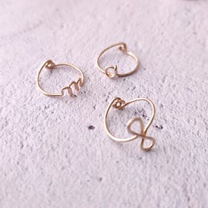 Anillo con letra cursiva minúscula - material precioso - inicial - banda de anillo - alianza - joyería con alfabeto - Día de San Valentín