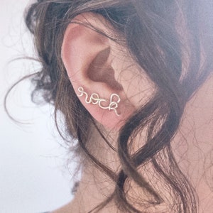 Pendiente ascendente con mensaje personalizado en materiales preciosos para mujer, también llamado ear cuff y ear cuff