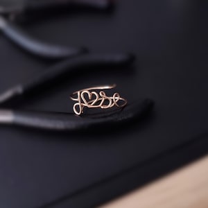 Anillo tipo brazalete personalizable con hasta 4 letras en oro de 14 k bañado en oro o plata 925 para usar u ofrecer un anillo con la inscripción de un nombre