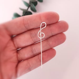 Broche Fibule Clé de Sol en Métal doré, argenté ou cuivré fait à la main, accessoire thème musical à accrocher sur un vêtement ou un sac