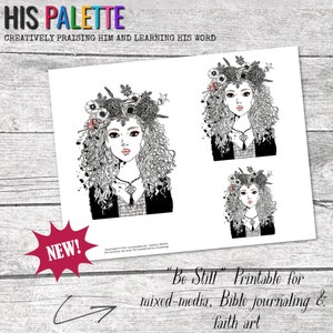 Op de afbeelding: Printbare kunst met een zwart-witte illustratie van een vrouw met een bloemenkrans en krullend haar. De tekst "Be Still" is in de afbeelding opgenomen.