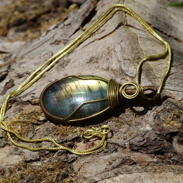 Macramé necklace with high-quality semi-precious stone labradorite