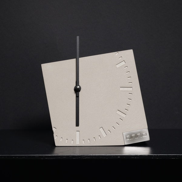 Skulptur: Tischuhr "brik" aus Beton - Sculpture desk clock "brik" made of concrete, Handmade in Germany