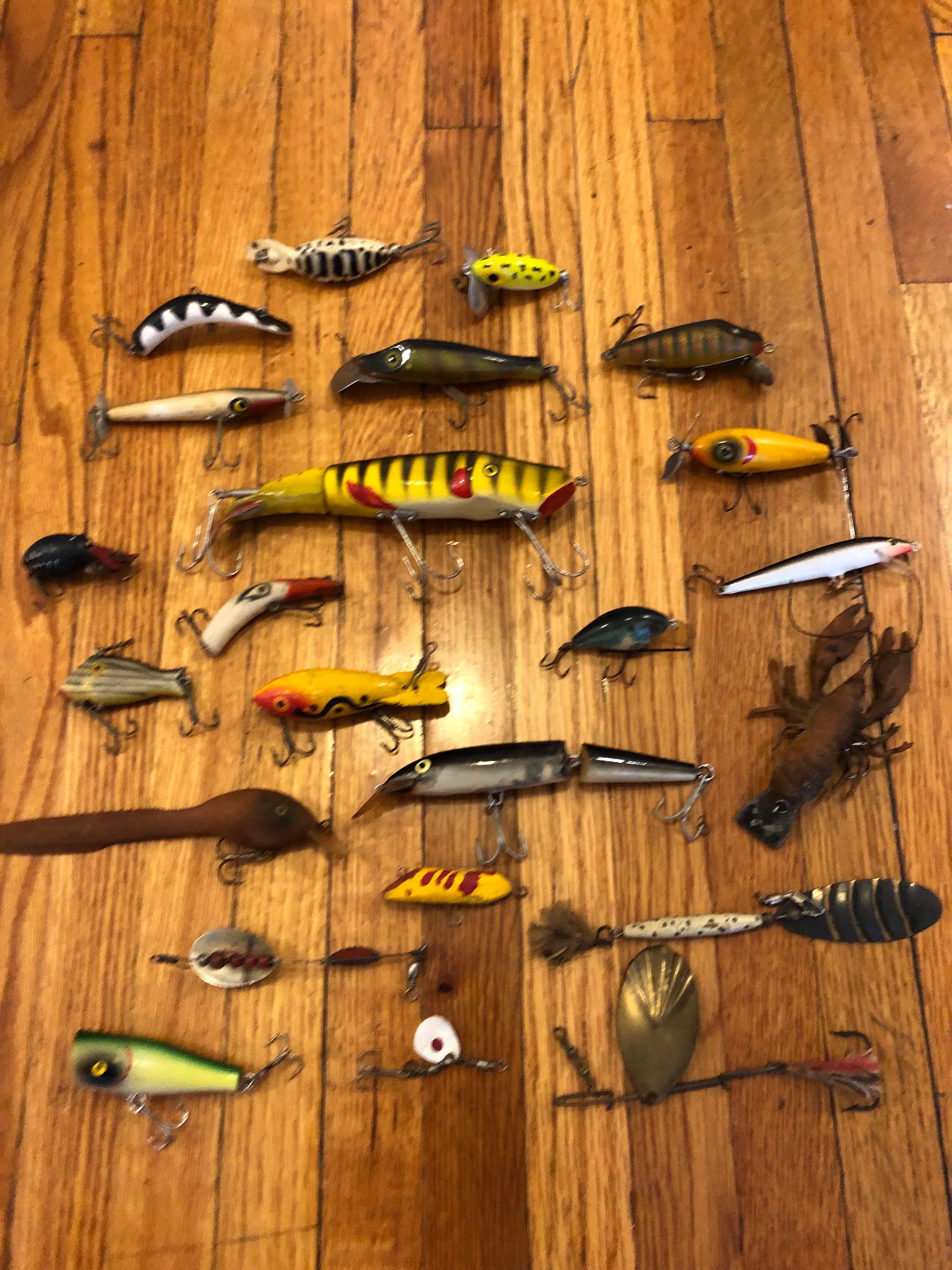 Vintage 4 Inch Shakespeare Wood w/ Glass Eyes Bass-A-Lure Fishing Lure Lot  Y-947