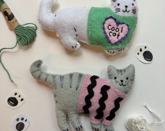 PDF-patroon om je eigen set van 2 katten in truien te naaien, plus naaipatroon, doe-het-zelf ornamenten kattenvilt, borduurpatroon katten, viltborduurwerk