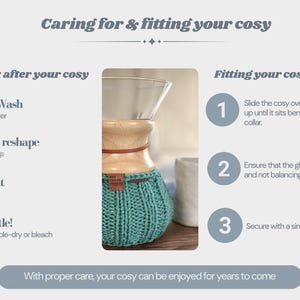 K&ouml;nnte beinhalten: Eine Anleitungsgrafik mit dem Titel Caring for & fitting your cosy, die einen t&uuml;rkisfarbenen, gestrickten Kaffeekannenw&auml;rmer mit braunem Lederband und kleinem Etikett zeigt. Der Text enth&auml;lt Pflegehinweise sowie Schritte zum Anbringen des W&auml;rmers.