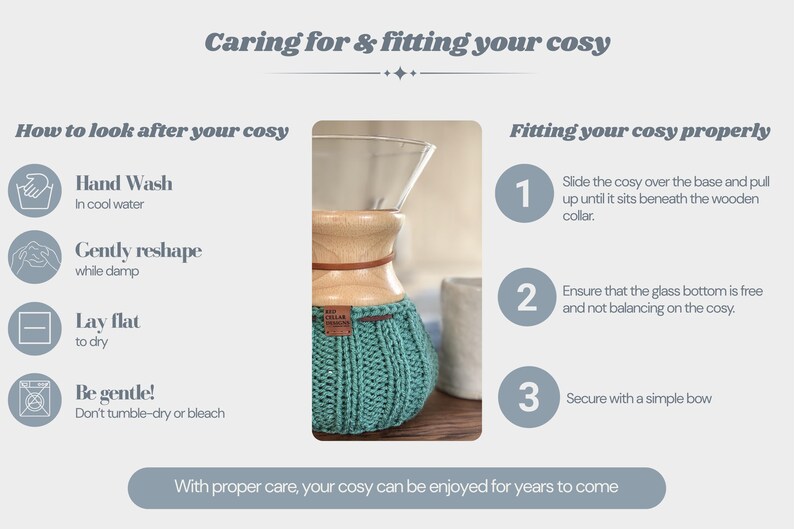 K&ouml;nnte beinhalten: Eine Anleitungsgrafik mit dem Titel Caring for & fitting your cosy, die einen t&uuml;rkisfarbenen, gestrickten Kaffeekannenw&auml;rmer mit braunem Lederband und kleinem Etikett zeigt. Der Text enth&auml;lt Pflegehinweise sowie Schritte zum Anbringen des W&auml;rmers.