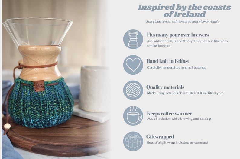 K&ouml;nnte beinhalten: Ein Glas-Kaffeebereiter mit Holzkragen und einem handgestrickten, blau-gr&uuml;nen Garn&uuml;berzug. Der &Uuml;berzug hat ein kleines braunes Lederetikett mit der Aufschrift Red Cellar Designs. Der Text auf der rechten Seite listet Merkmale auf: passt f&uuml;r viele Kaffeebereiter, handgestrickt in Belfast, Qualit&auml;tsmaterialien, h&auml;lt Kaffee warm und als Geschenk verpackt.