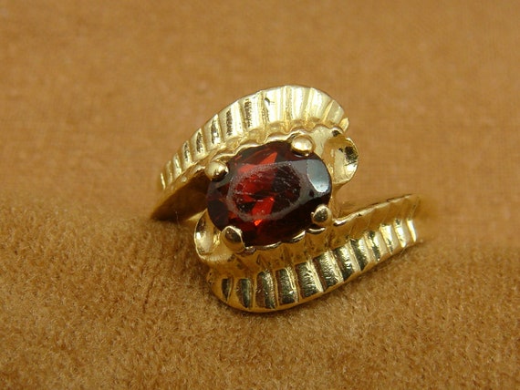 Oval GARNET in Scalloped Bypass Ring - 10K Yellow… - image 2