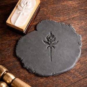 Carimbo de argila com logotipo personalizado para cerâmica artesanal.