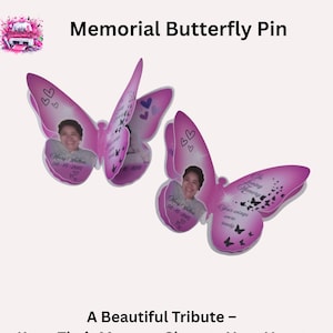 Może przedstawiać: Różowe piny pamiątkowe w kształcie motyla ze zdjęciem i tekstem. Tekst brzmi "Memorial Butterfly Pin", "Mary Walton 08-15-2015" i "In loving memory, your wings were ready". Tekst na dole brzmi "A Beautiful Tribute - Keep Their Memory Close to Your Heart."