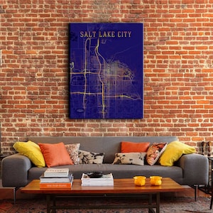 Peut inclure: Une impression sur toile bleu marine avec un contour doré de la carte des rues de Salt Lake City. Le texte "SALT LAKE CITY" est imprimé en or en haut de l'impression.