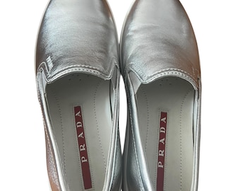 Zapatillas Prada de piel plateada sin cordones – Talla IT 35 / US 5