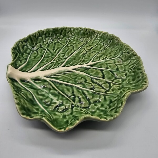 Vintage curled leaf edge Green Majolica Cabbageware Plate. Pinhero style design. Unmarked. About 7.75" wide.