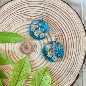 Blue round resin earrings, blue resin dangles with dried flower, lightweight round resin earrings, handmade botanical resin jewelry