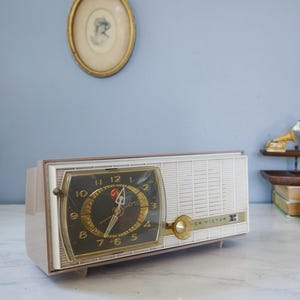 Vintage RCA Victor Clock Tube Radio Model C-3EK/ Vintage Retro Radio/ 1950s Radio/ Tabletop Radio/ MCM Retro Home Decor/ Boho Eclectic Home
