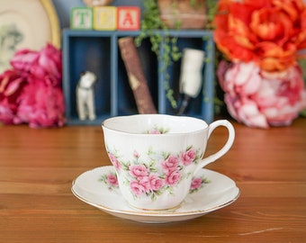 Vintage Royal Albert Teetasse mit Untertasse / 1960er-70er Jahre Teetassen Mary Dainty Dina Serie / Bone China Teetasse / Vintage Teetassen-Set / Florale Teetassen