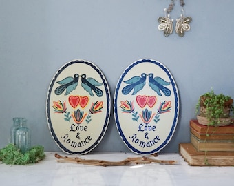 Juego de 2 carteles hexagonales de estilo holandés de Pensilvania vintage con motivos románticos y amorosos. Arte de pared de los años 70. Decoración de granero de estilo rural. Decoración de pared estilo cottagecore. Arte popular para colgar en la pared.
