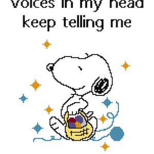 Puede incluir: Gráfico blanco con Snoopy sosteniendo una bolsa amarilla llena de hilo colorido. El texto dice "las pequeñas voces en mi cabeza siguen diciéndome que compre más hilo" con acentos de estrellas y puntos.