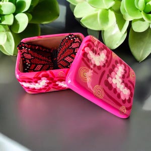 Boîte à bijoux en argile peinte à la main : coffre au trésor coeurs mexicains