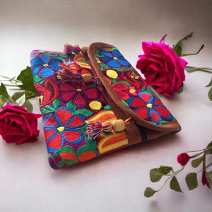 Traditional Floral Embroidered Mexican clutch bag, Artisanal Mexican Clutch, Handmade clutch bag, colorful handbag, Mexican handbag